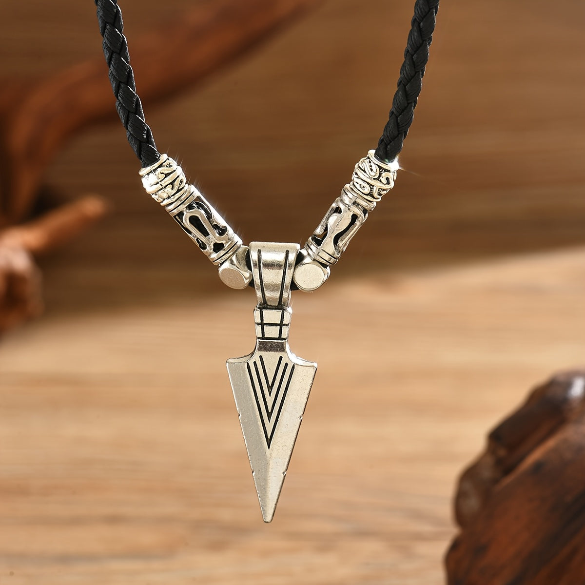 Men’s Trendy Arrow Pendant Necklace with PU Leather Cord – Stylish Alloy Arrow Necklace for Casual; Sports Style