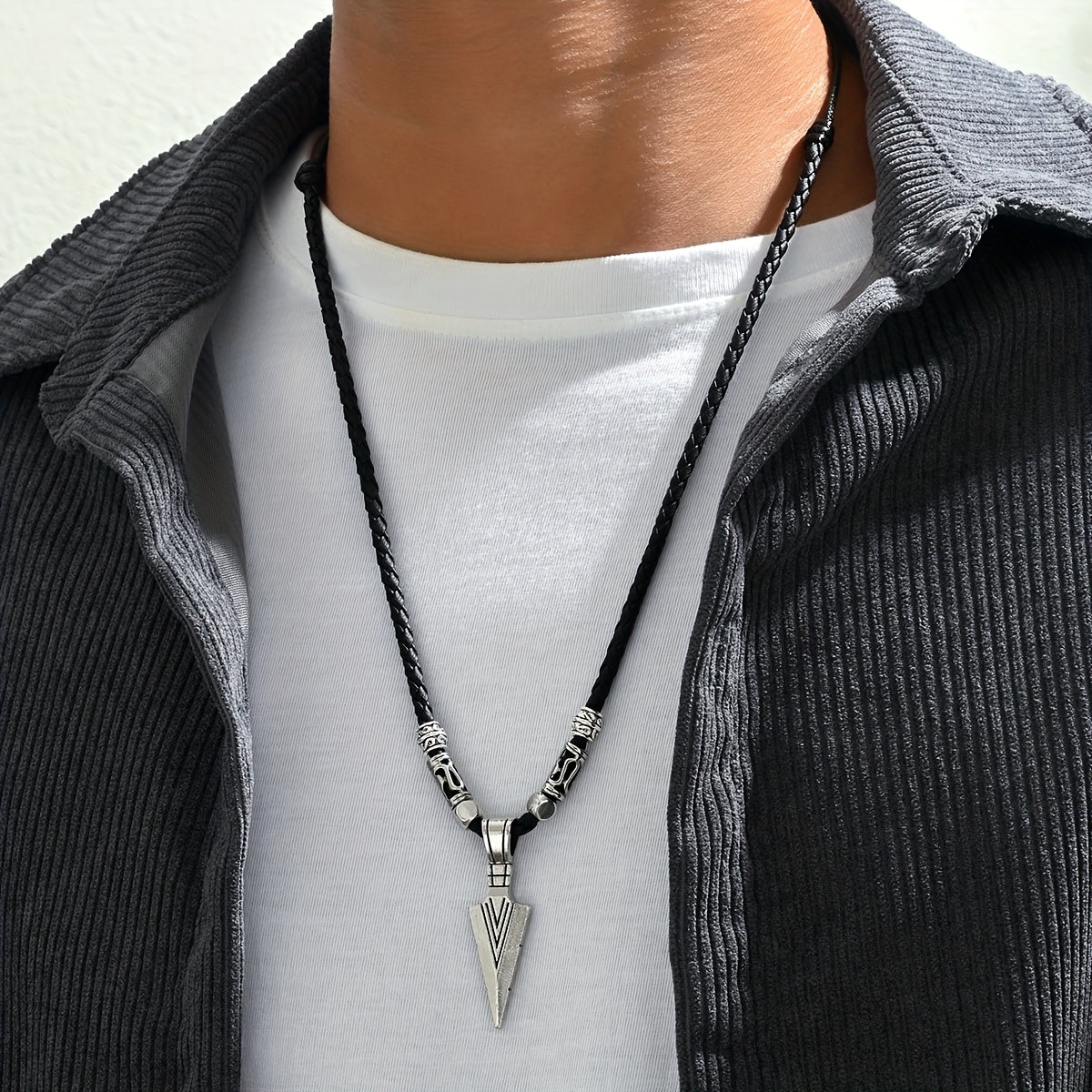 Men’s Trendy Arrow Pendant Necklace with PU Leather Cord – Stylish Alloy Arrow Necklace for Casual; Sports Style